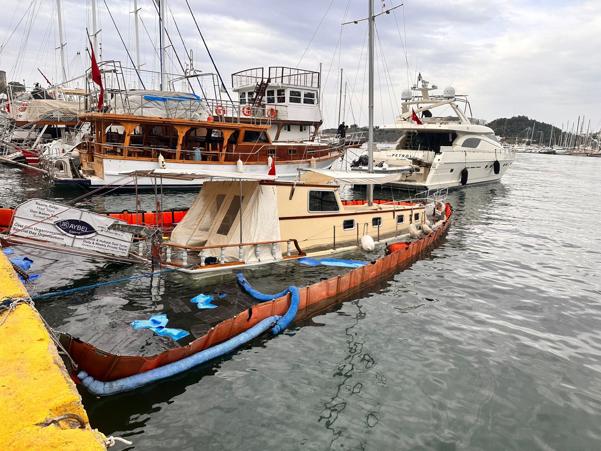 Bodrum Limanı’nda su alan tekne battı