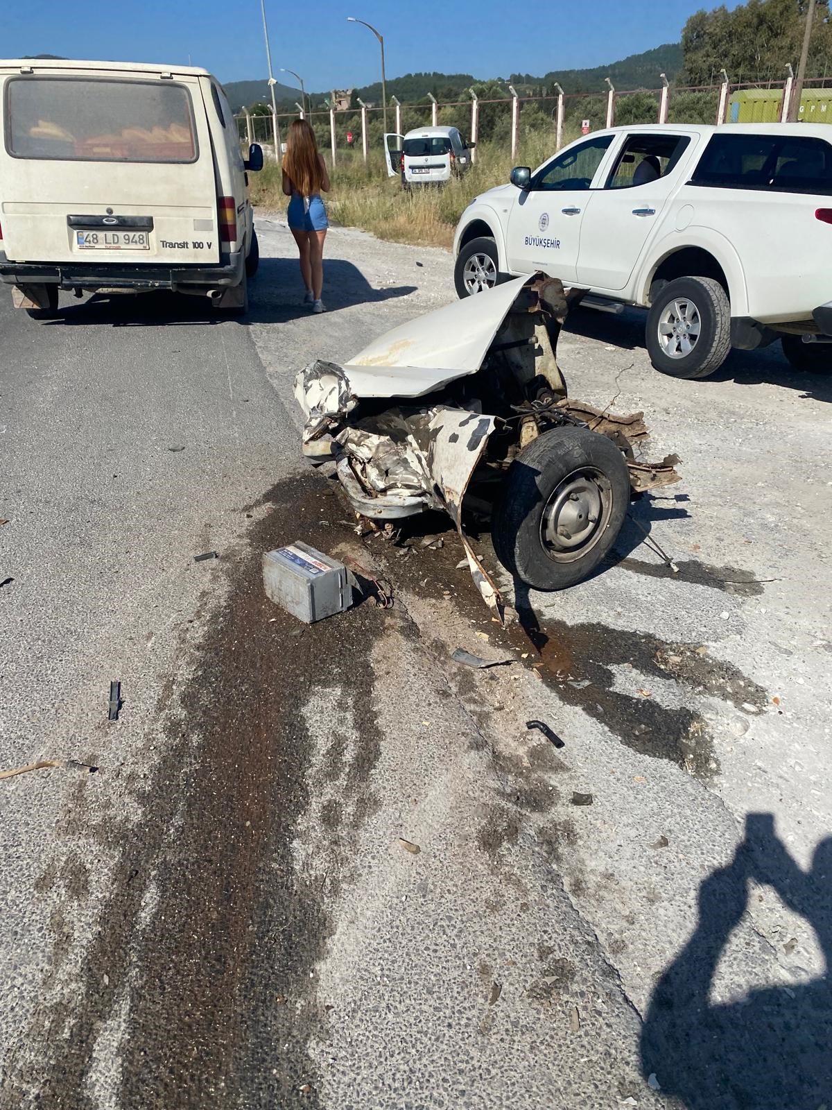 Muğla'daki kazada otomobil ikiye ayrıldı