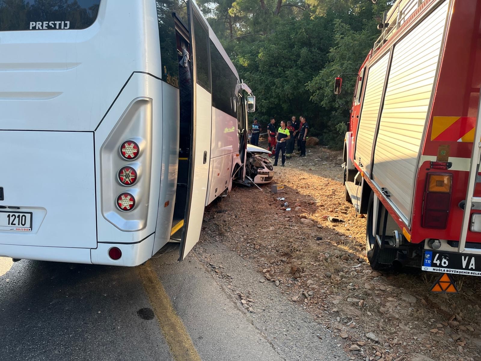 Bodrum’da otomobil ile minibüs kafa kafaya çarpıştı: 1 ölü, 1 yaralı