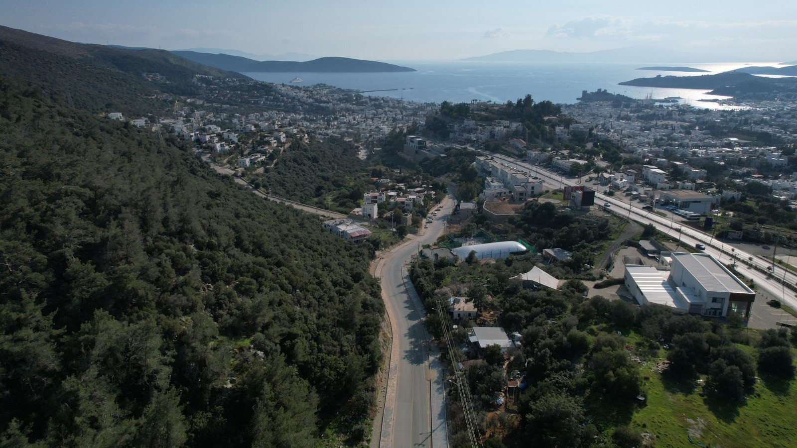 Yaz aylarında tepkilere neden olan cadde, sıcak asfaltla kaplandı