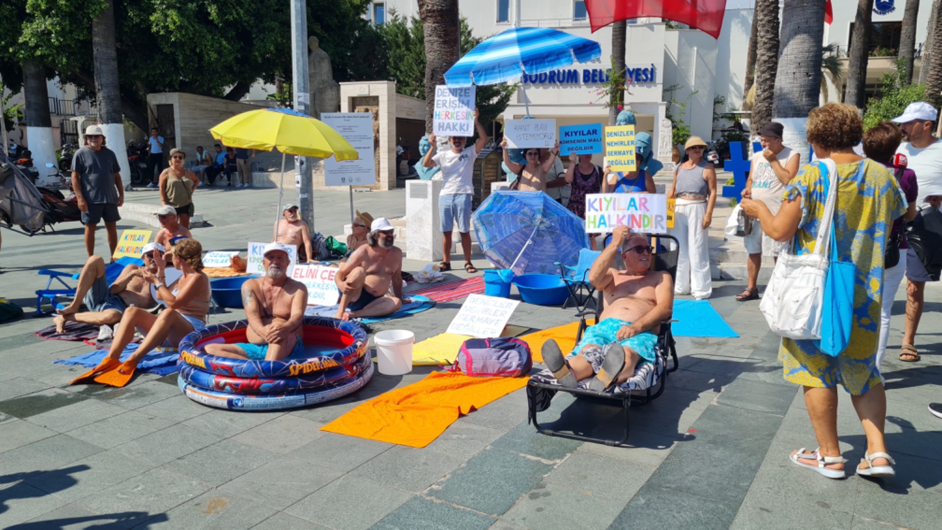 ‘Kıyılarda yer bulamıyoruz, havlumuzu belediye meydanına serdik!’