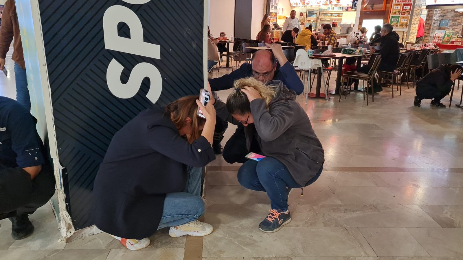 Tatbikatı devam ettirip oteli boşalttılar