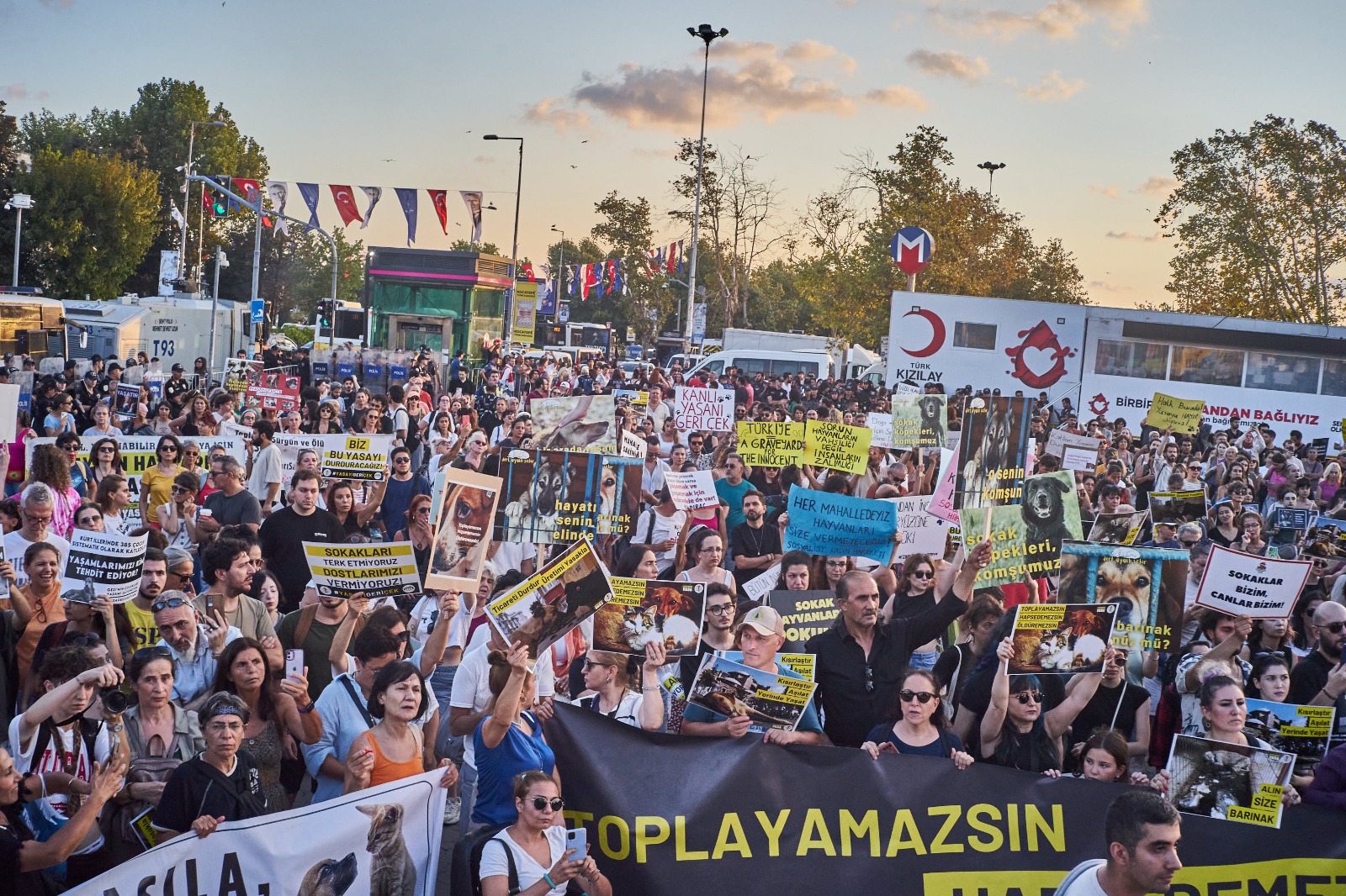 Binlerce yaşam hakkı savunucusu İstanbul Kadıköy'de katliam yasasını protesto etti