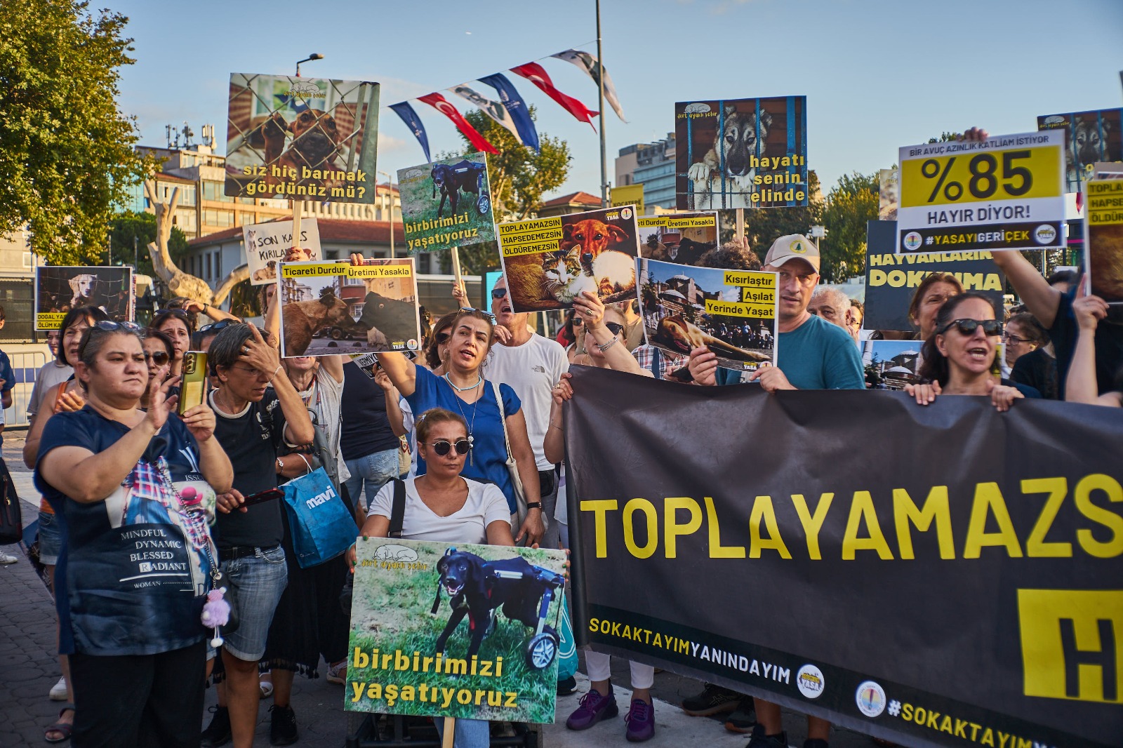 Binlerce yaşam hakkı savunucusu İstanbul Kadıköy'de katliam yasasını protesto etti