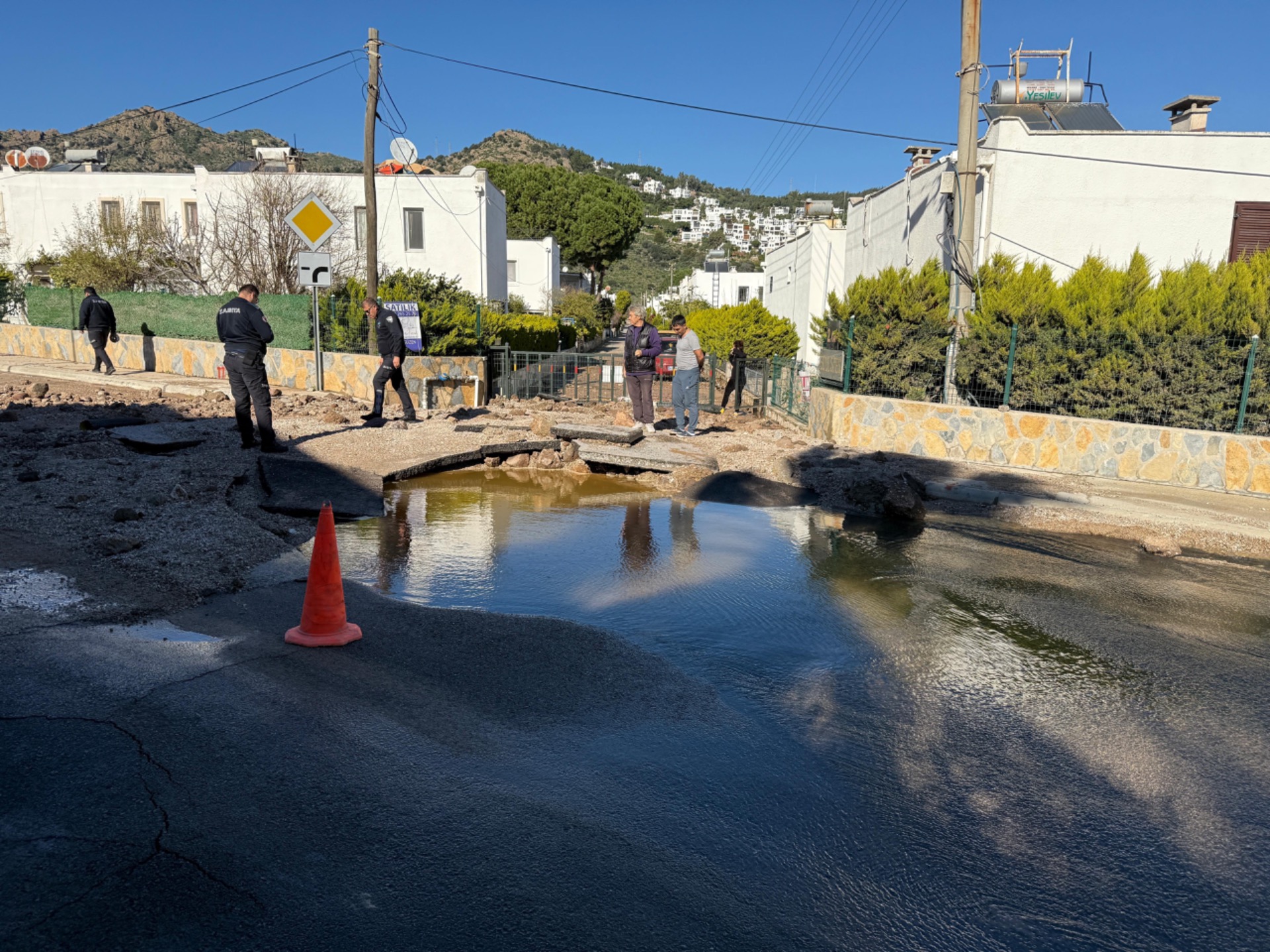 Bodrum’da ana su hattı bomba gibi patladı!