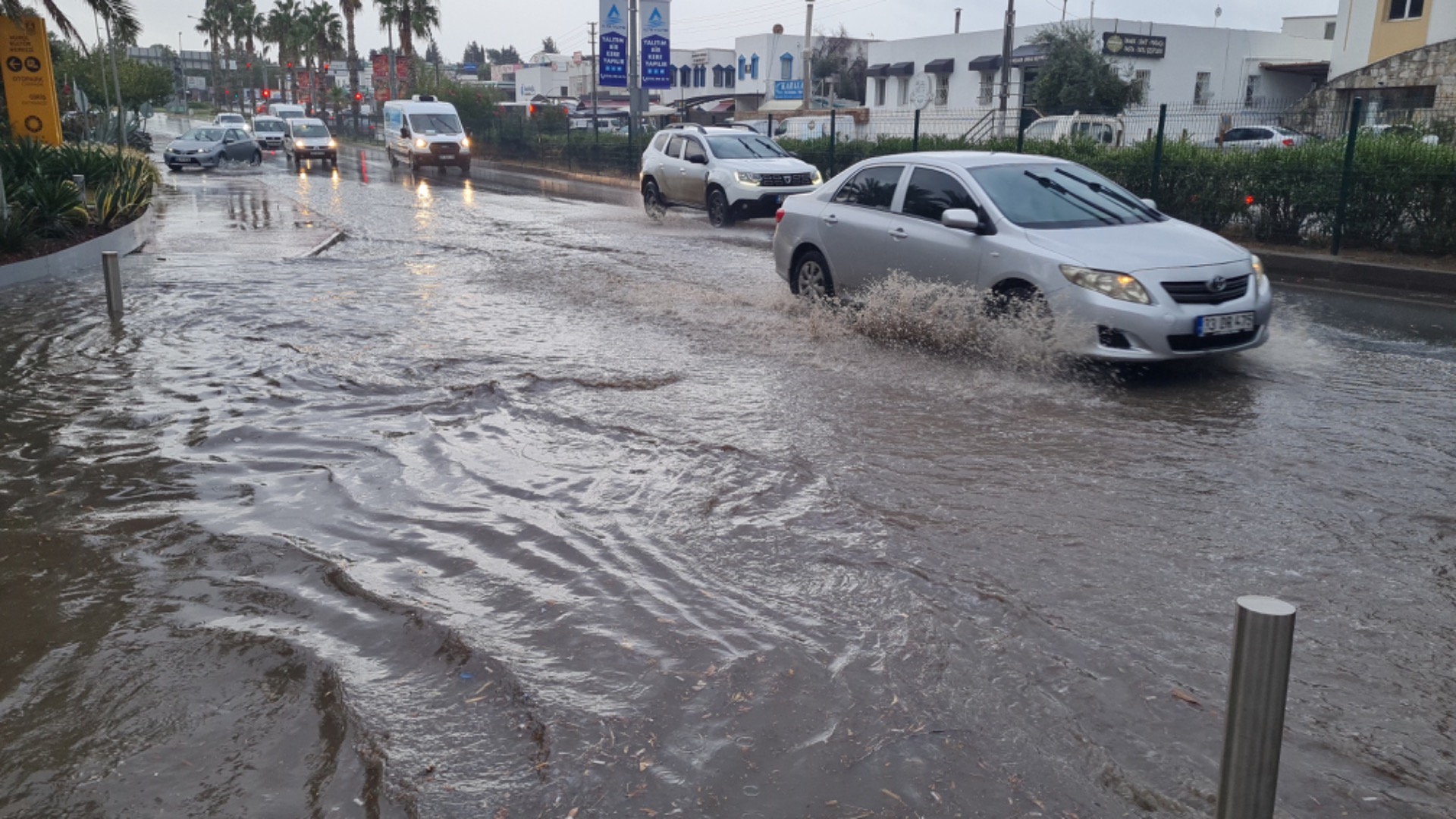 Bodrum’da sağanak yağış etkili oldu