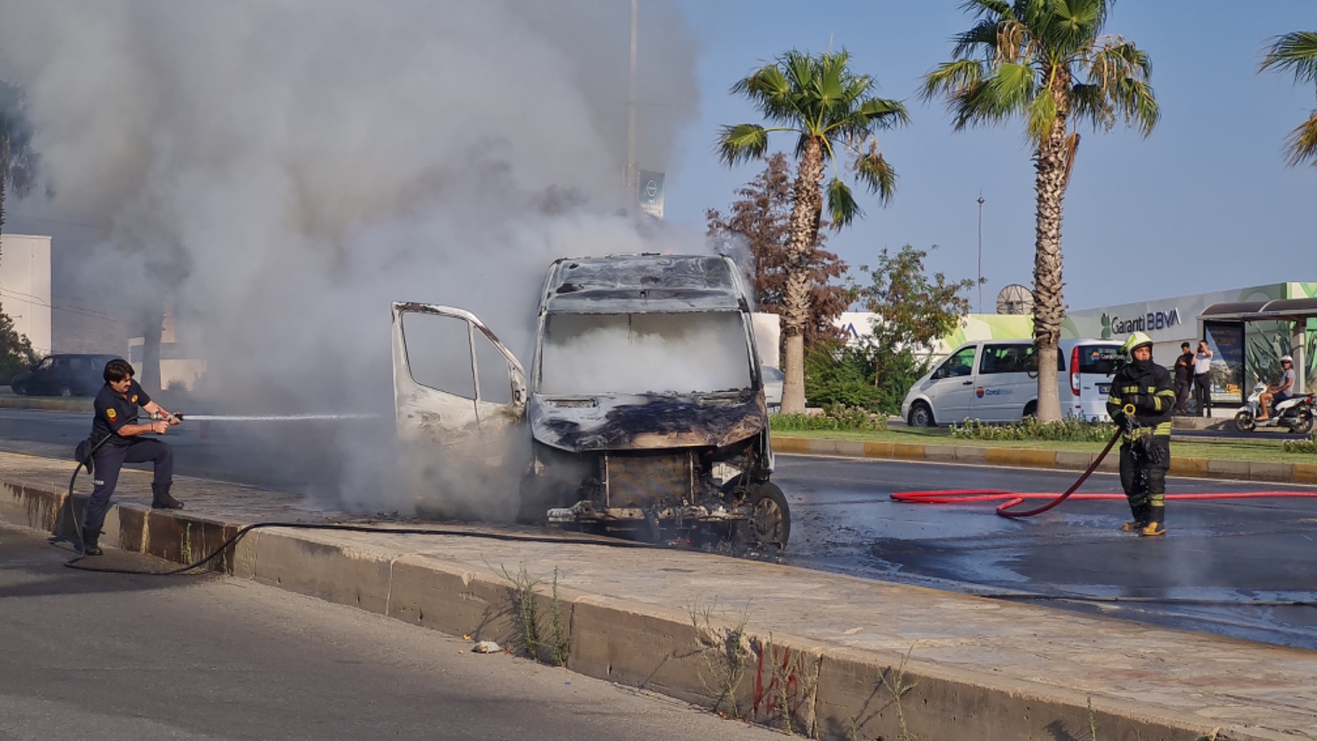 Bodrum’da minibüs alev topuna döndü! (Haberin Detayları) 