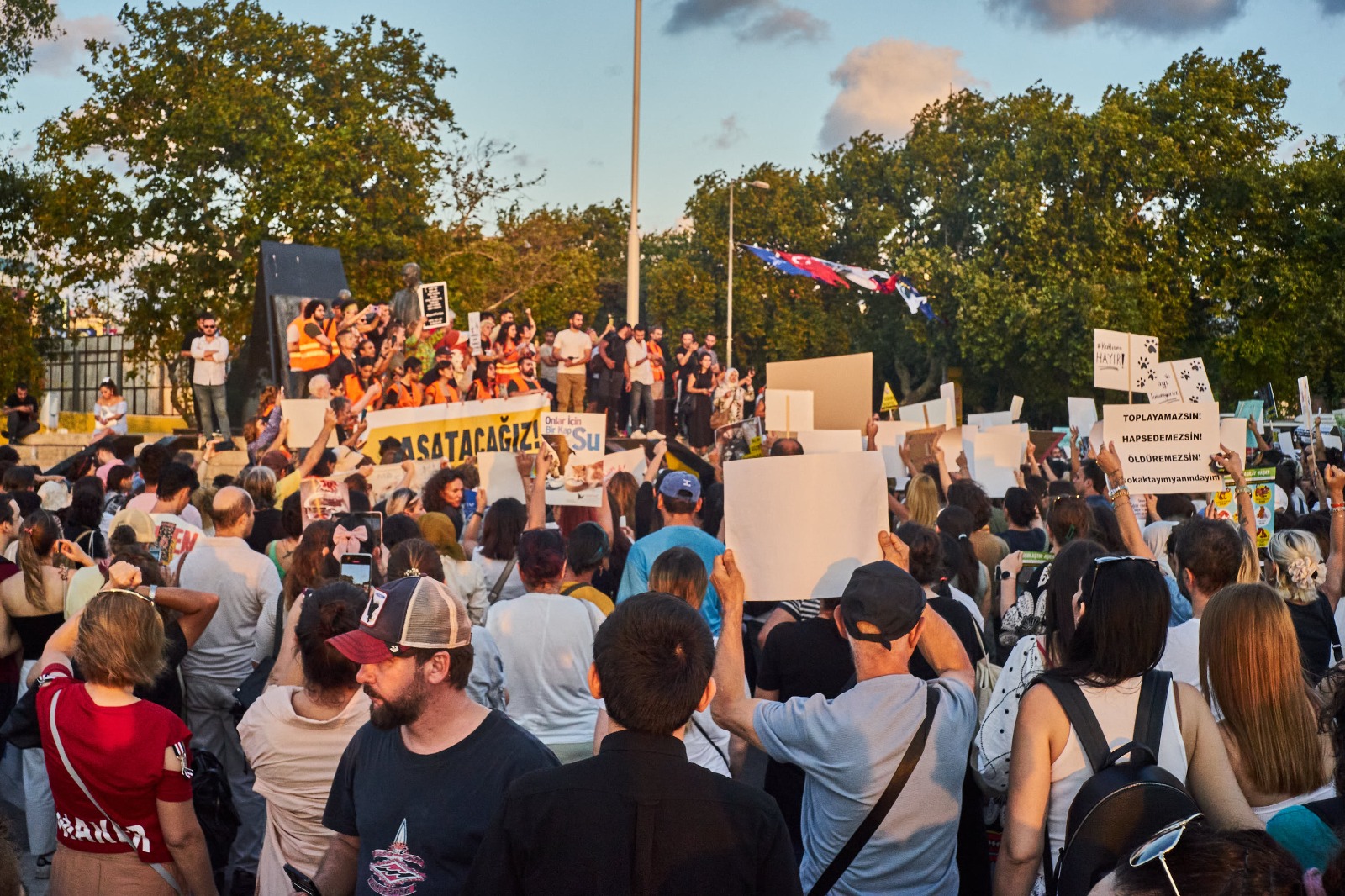 Binlerce yaşam hakkı savunucusu İstanbul Kadıköy'de katliam yasasını protesto etti