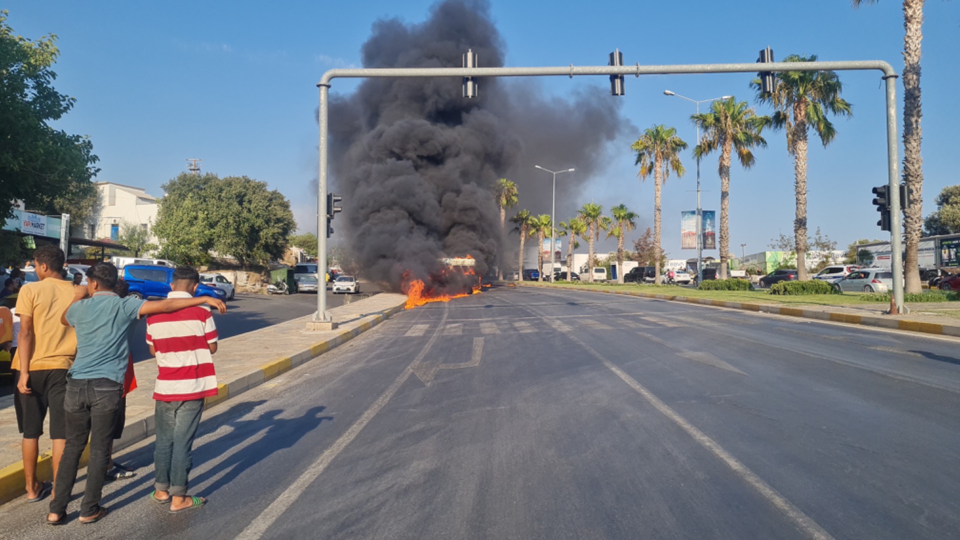 Bodrum’da minibüs alev topuna döndü! (Haberin Detayları) 