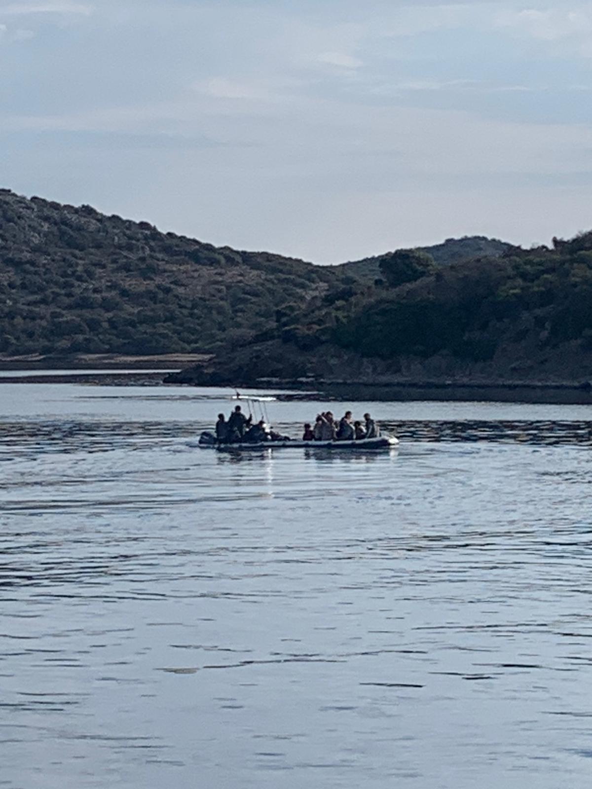 Batmak üzere olan bottaki göçmenleri tekneciler kurtardı