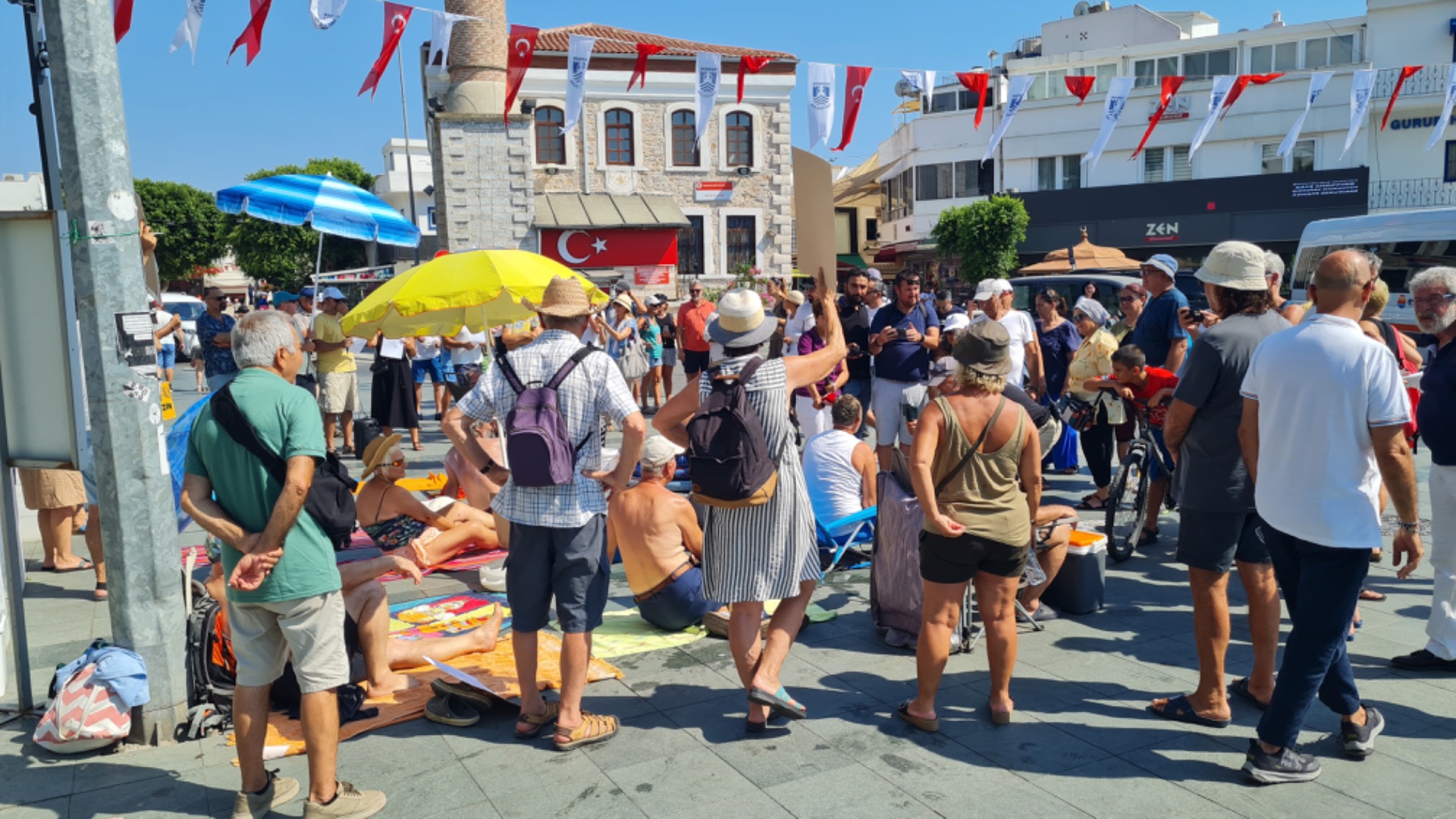 ‘Kıyılarda yer bulamıyoruz, havlumuzu belediye meydanına serdik!’