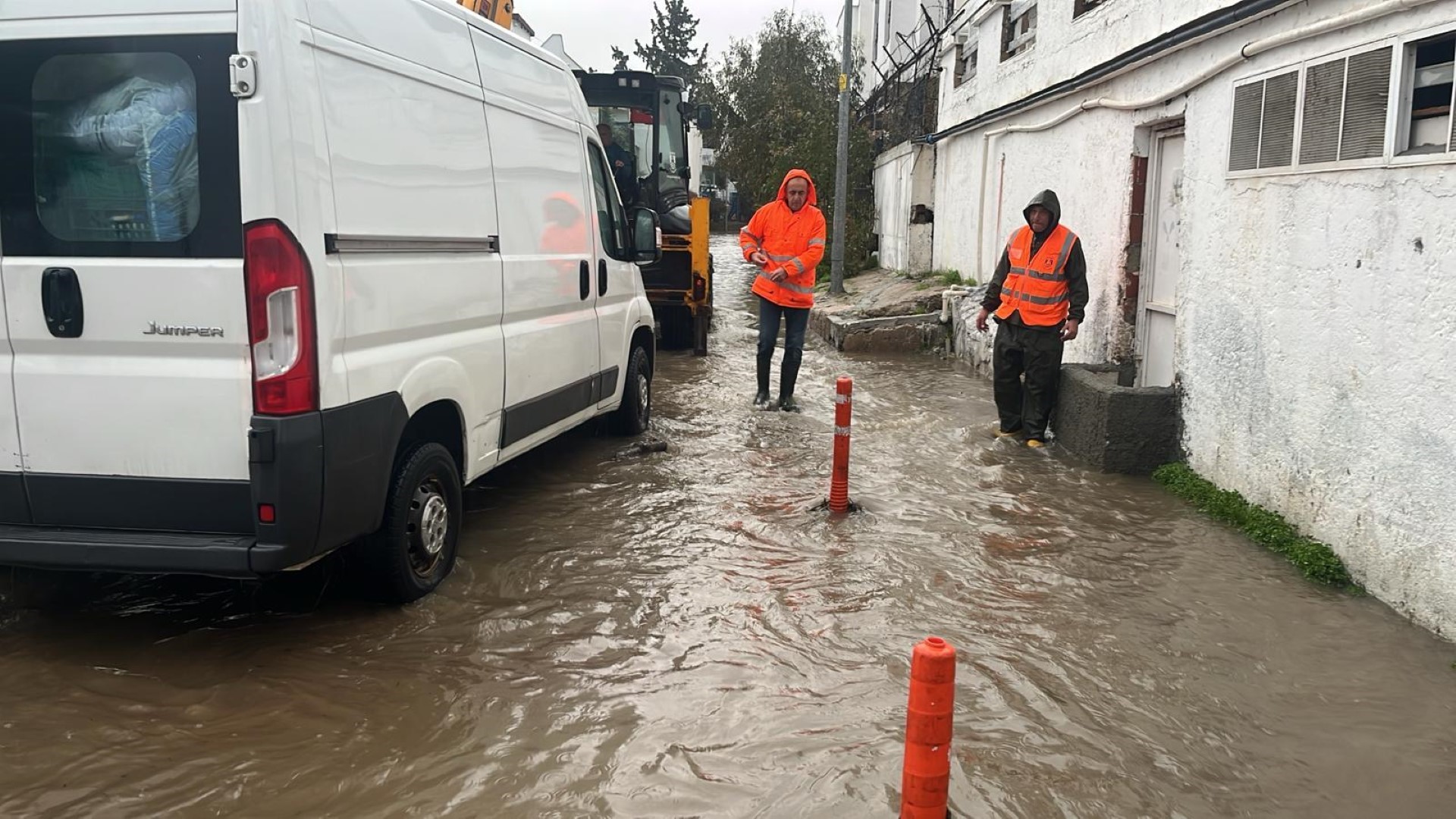 Yağışlardan dolayı dere yatağında mahsur kalan iki araç kurtarıldı 