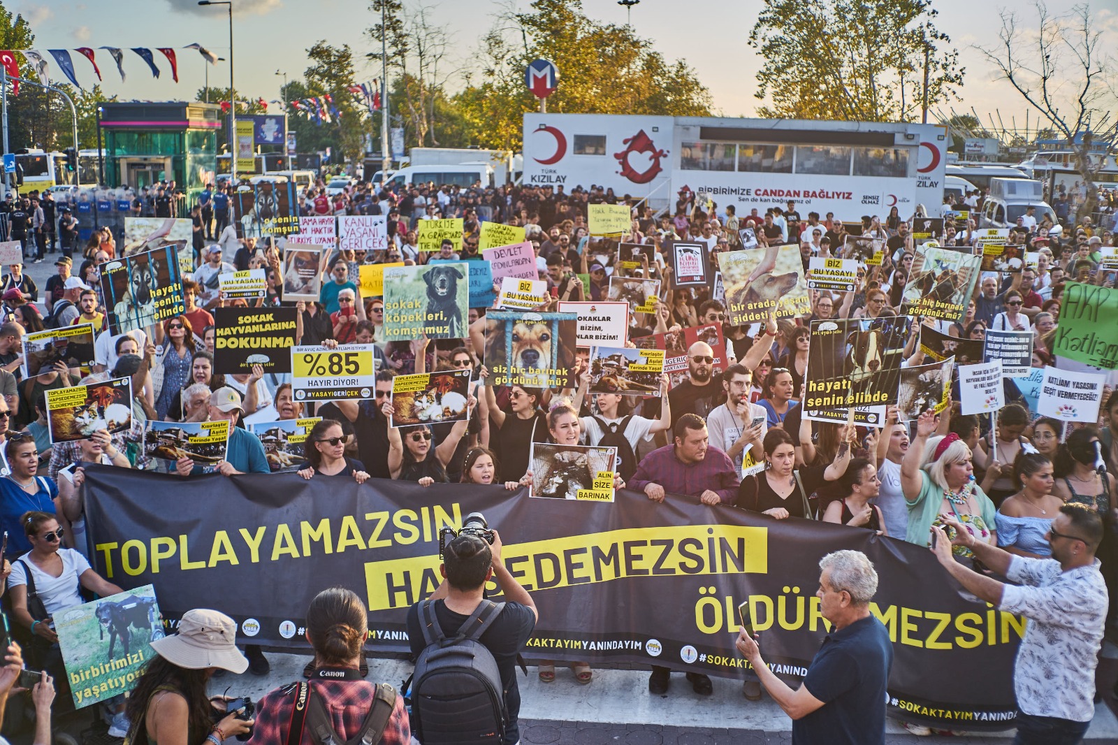 Binlerce yaşam hakkı savunucusu İstanbul Kadıköy'de katliam yasasını protesto etti