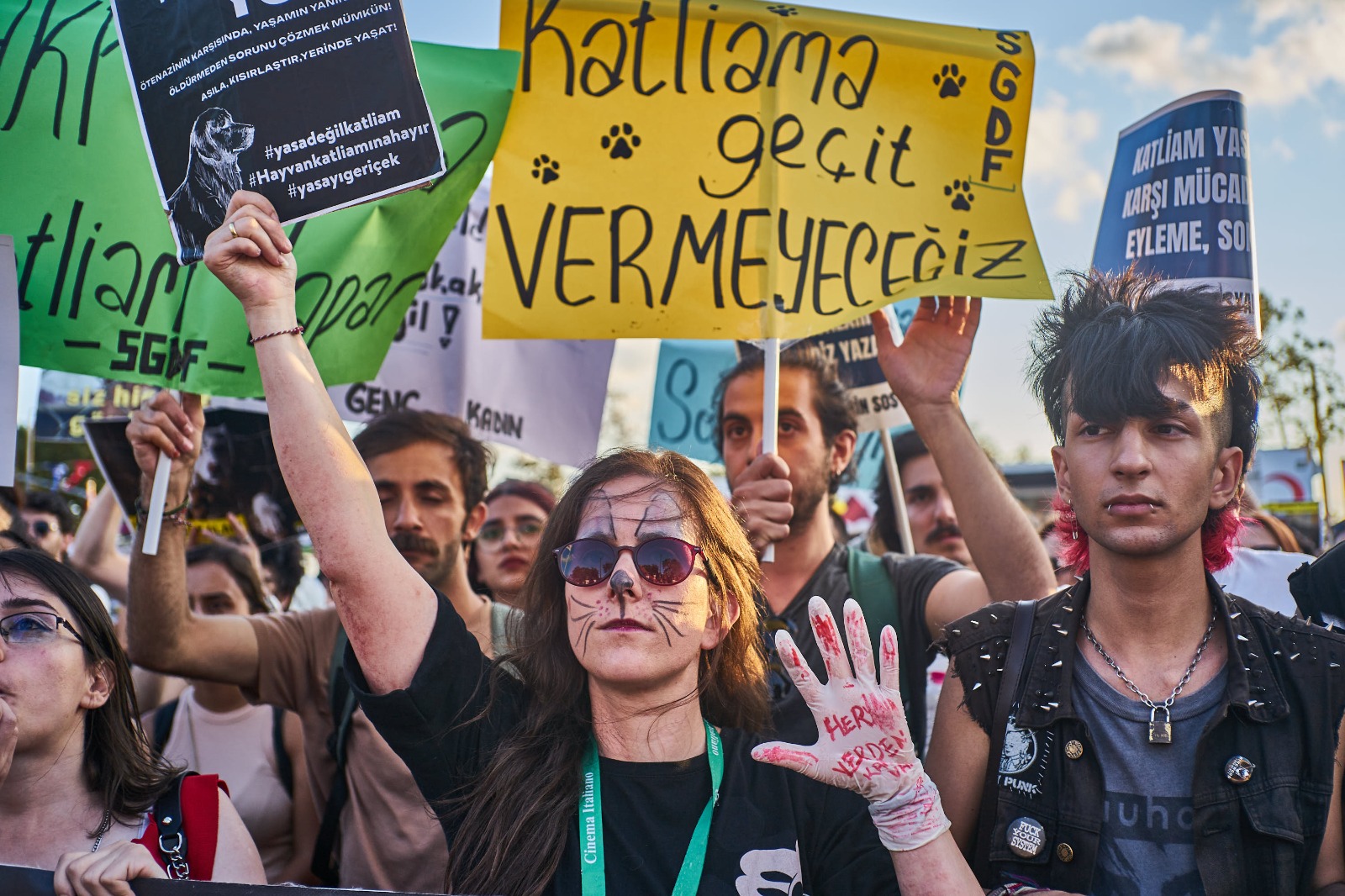 Binlerce yaşam hakkı savunucusu İstanbul Kadıköy'de katliam yasasını protesto etti