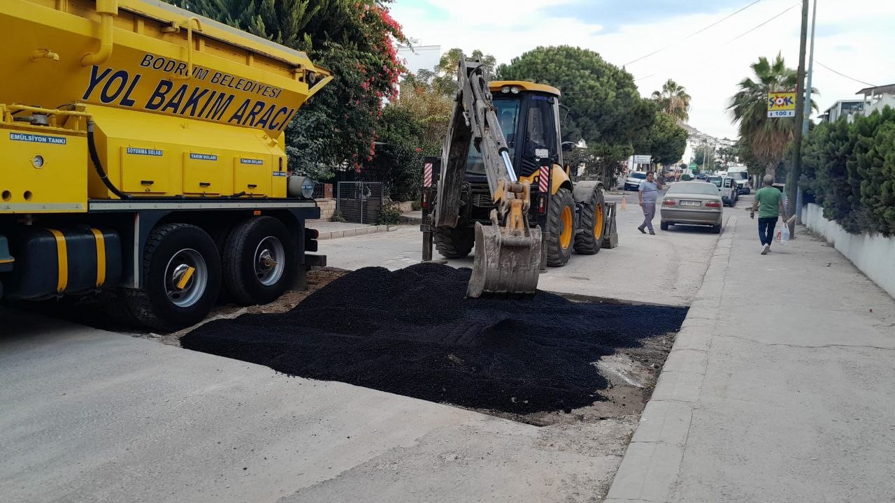 Bodrum’da çevre düzenleme ve yol bakım onarım çalışmaları sürüyor 