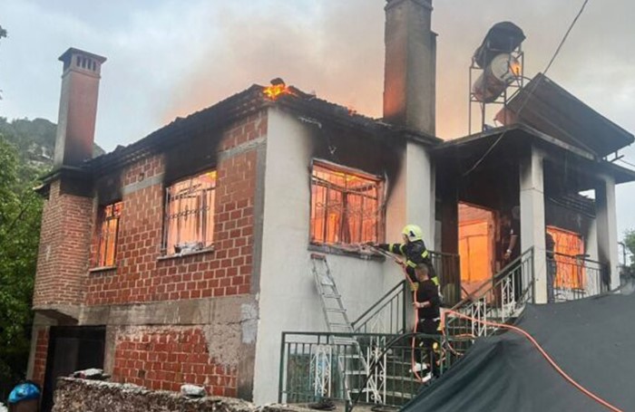 Yangında yaşamını yitiren anne ve oğlu toprağa verildi