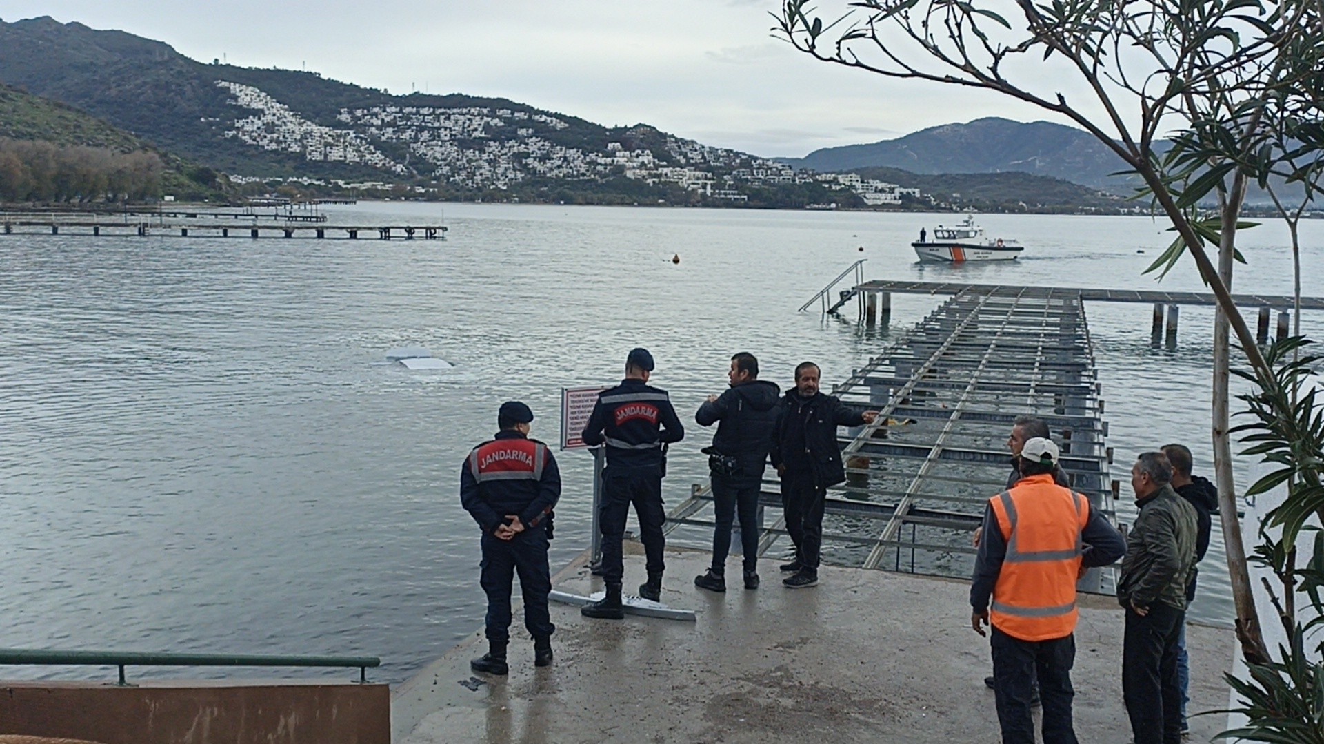  Otomobil denize uçtu, 19 yaşındaki genç boğuldu