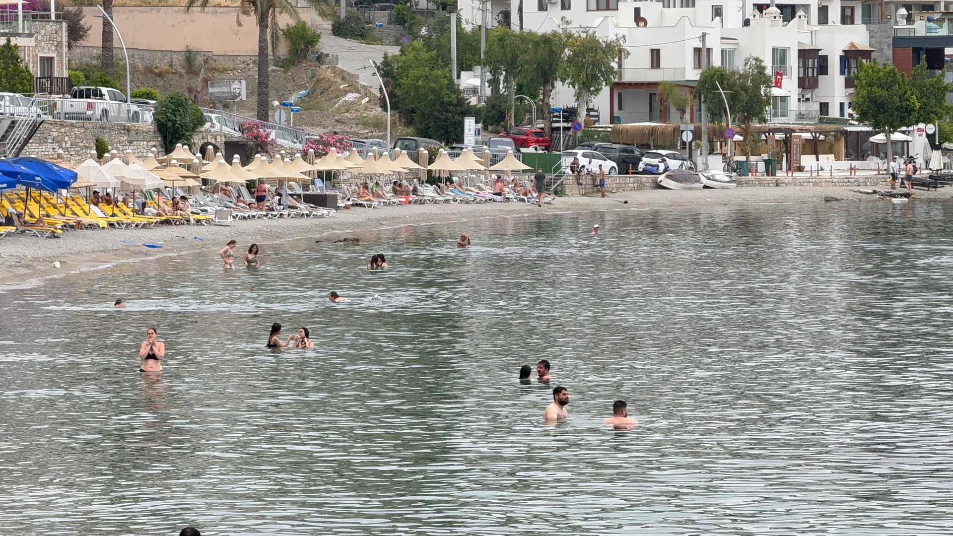 Bodrum'da havaların ısınmasıyla vatandaşlar denize akın etti