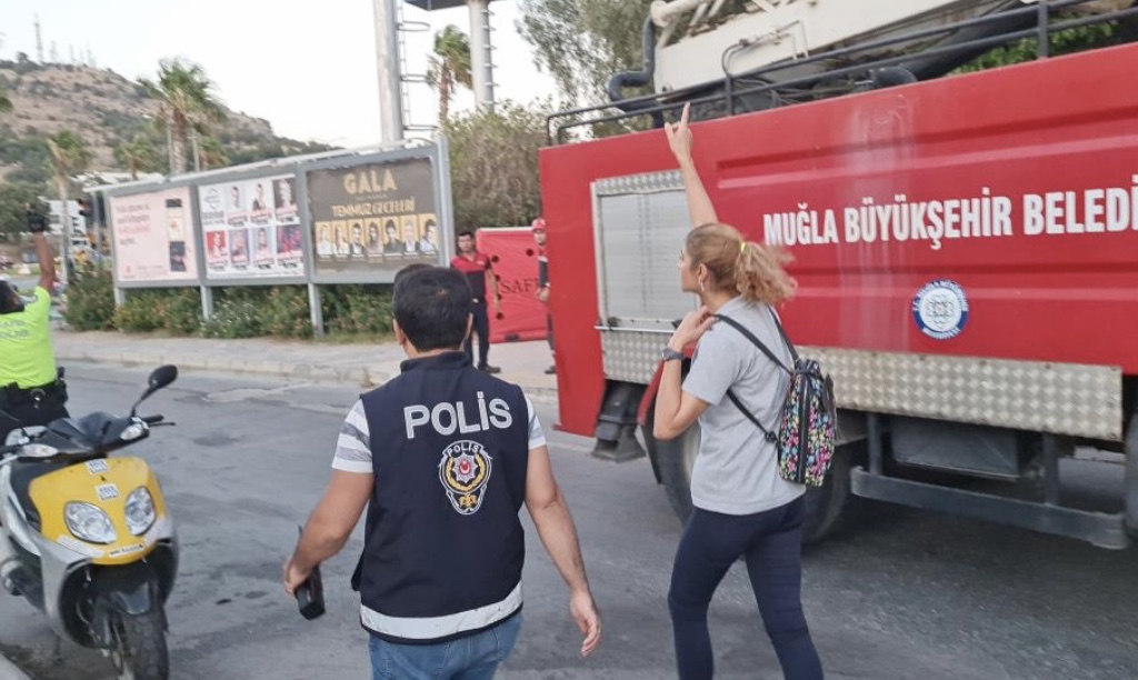 Bodrum’da korku dolu dakikalar... 50 metrelik direğin tepesine çıkıp atlamak istedi 