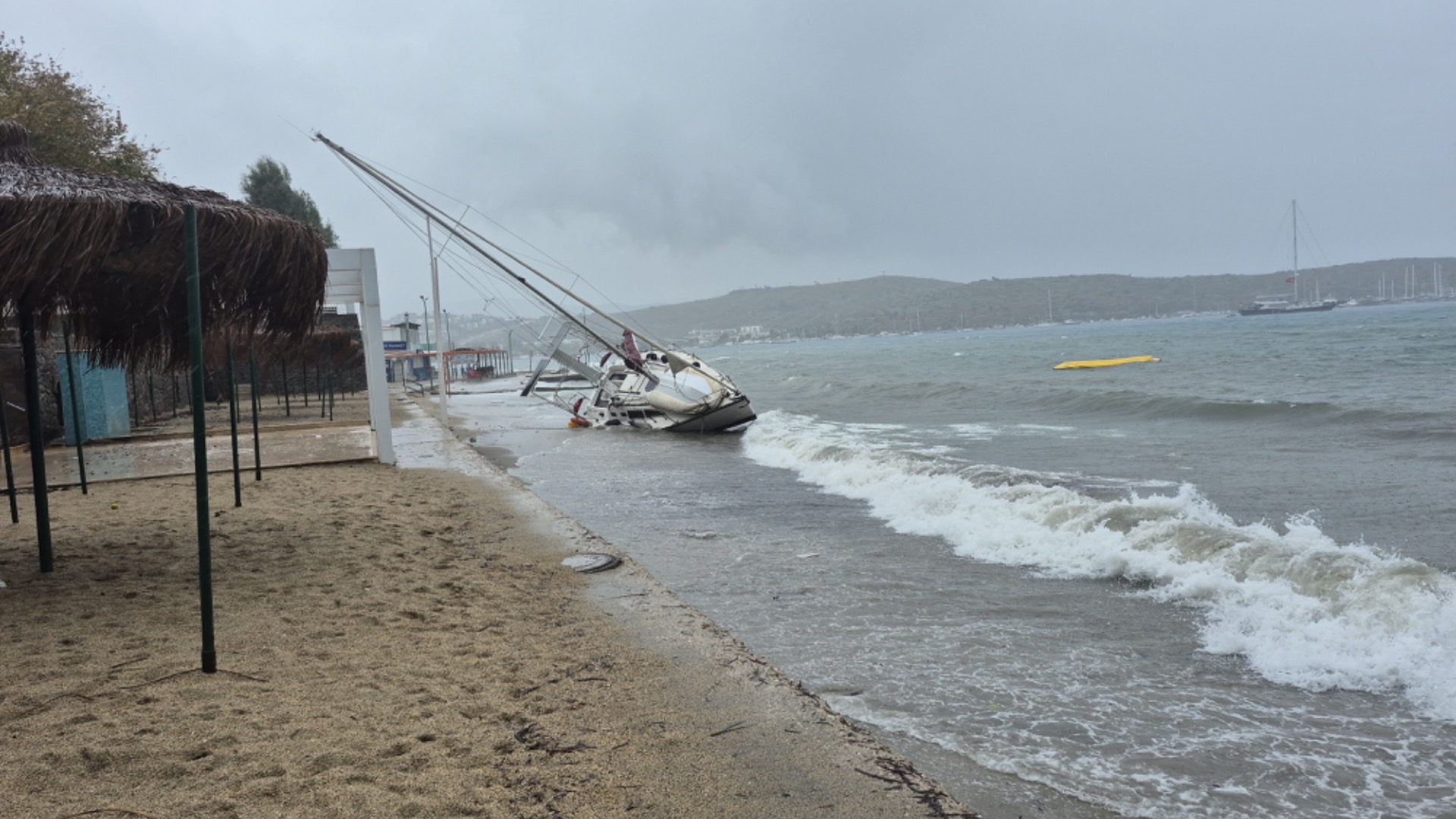 Bodrum’da etkili olan fırtınada yelkenli tekne karaya vurdu