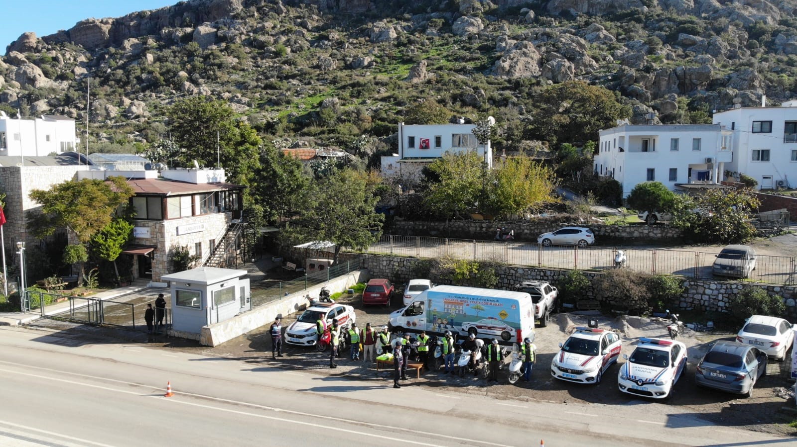  Jandarma, önce kask sonra eğitim verdi