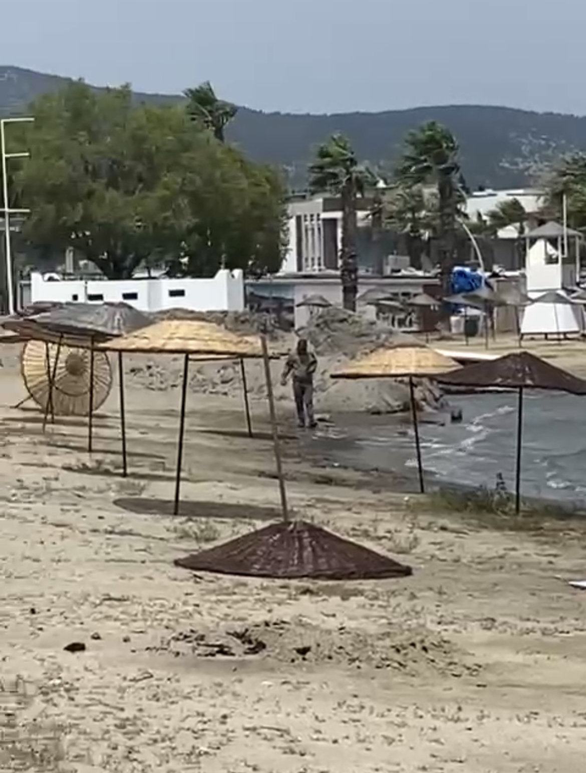 Gecekondu Plaj, Bitez’de tehlike saçtı!