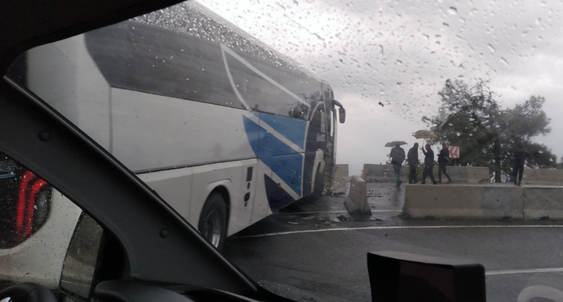 Sakar’da korkutan kaza! Yolcu otobüsü refüje çarpıp karşı şeride geçti