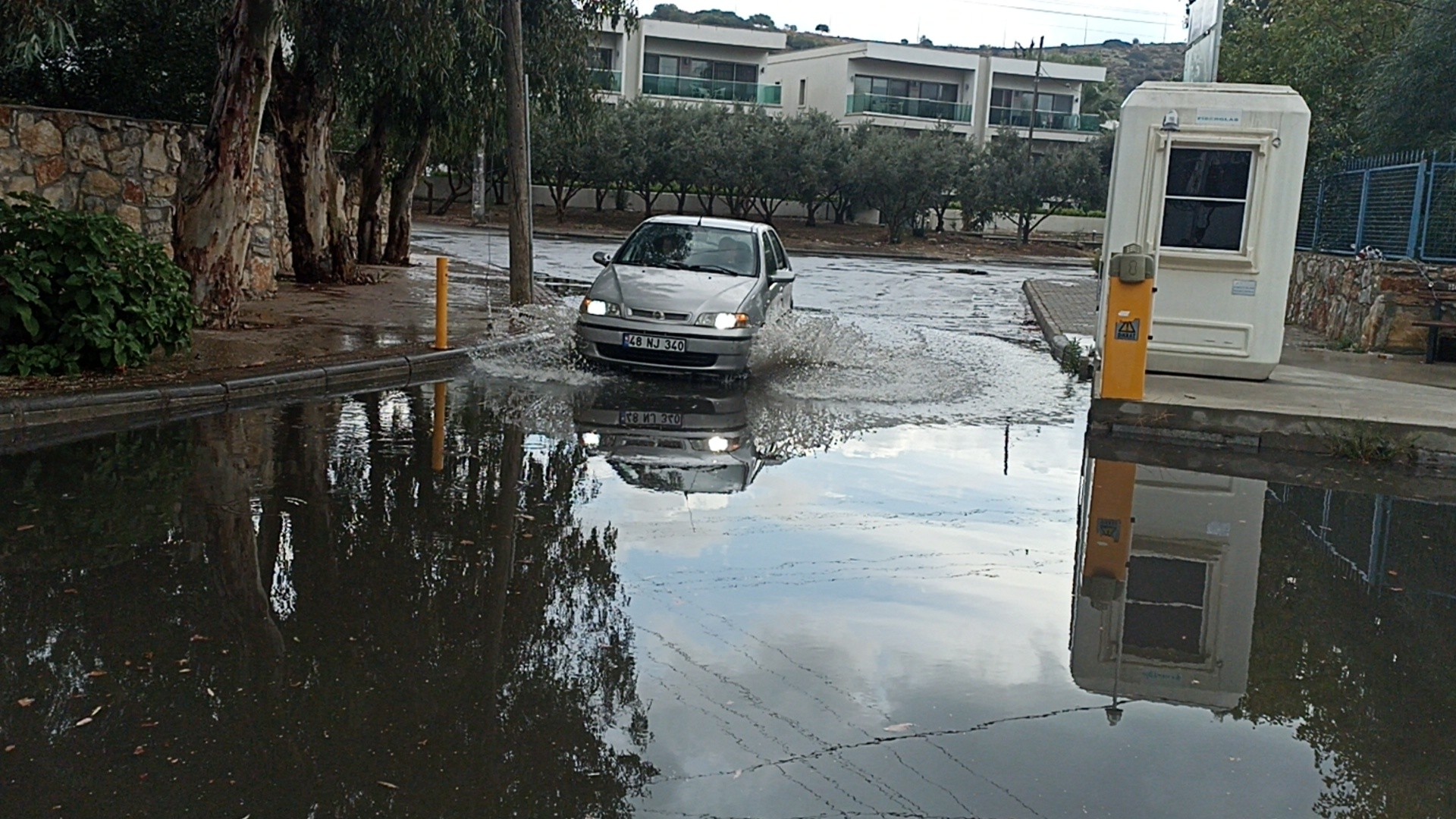  Bodrum'da güneşli ve sıcak hava, yerini yağmura bıraktı