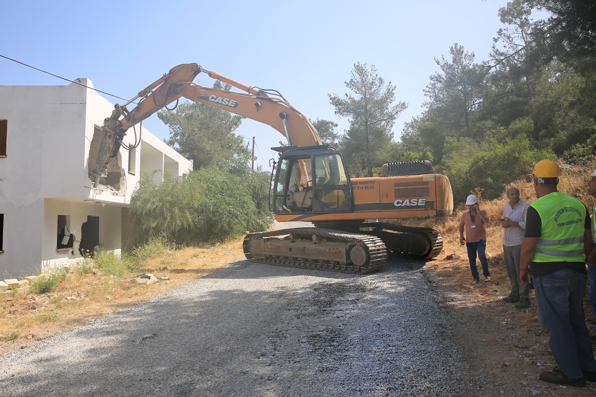 Bodrum'da imara aykırı yapılar yıkılıyor