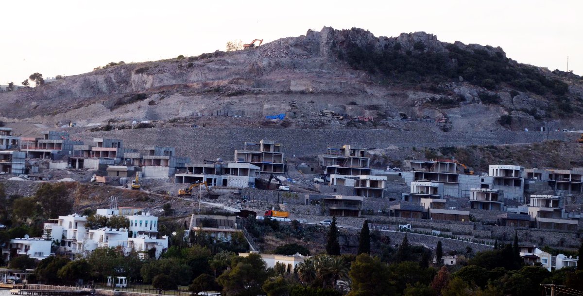 Bodrum’da büyük talan! Dağı bile parçaladılar