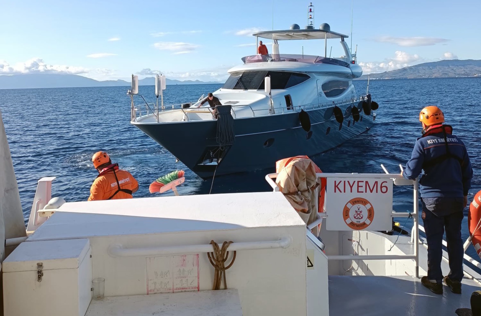 Arızalanan ve açık denizde sürüklenen tekneyi KIYEM ekipleri kurtardı