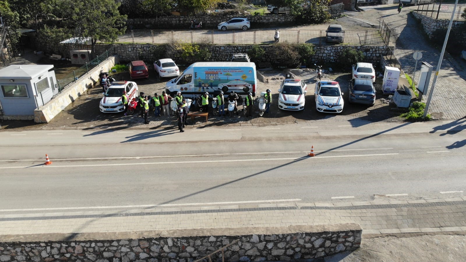  Jandarma, önce kask sonra eğitim verdi