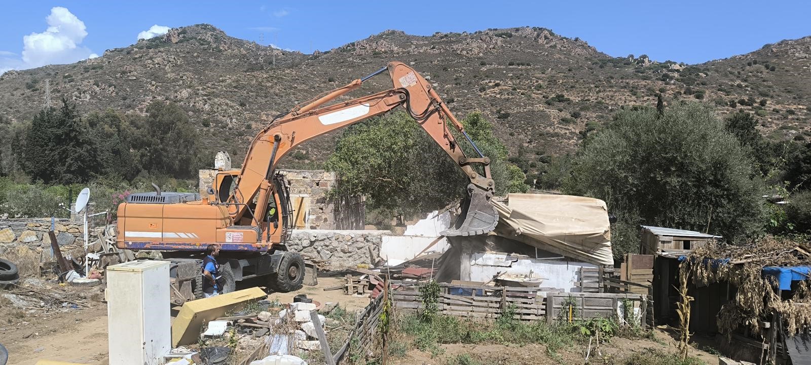 Kaçak barakayla eklentileri yıkıldı