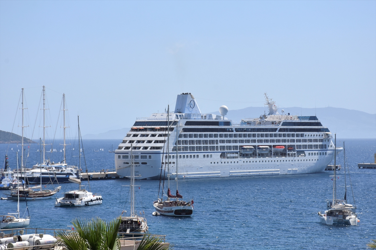 BODRUM'DA DENİZ TURİZMİNDE HAREKETLİLİK YAŞANIYOR