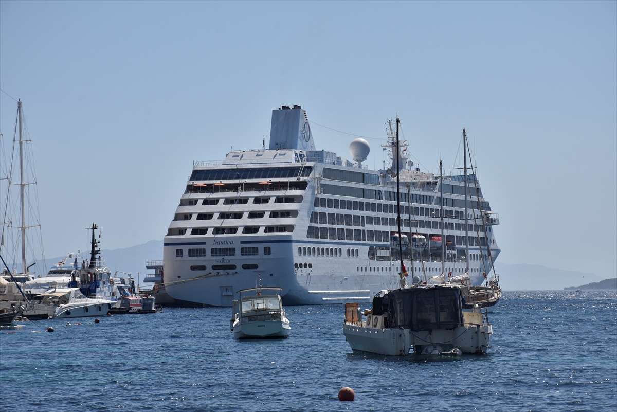 BODRUM'DA DENİZ TURİZMİNDE HAREKETLİLİK YAŞANIYOR