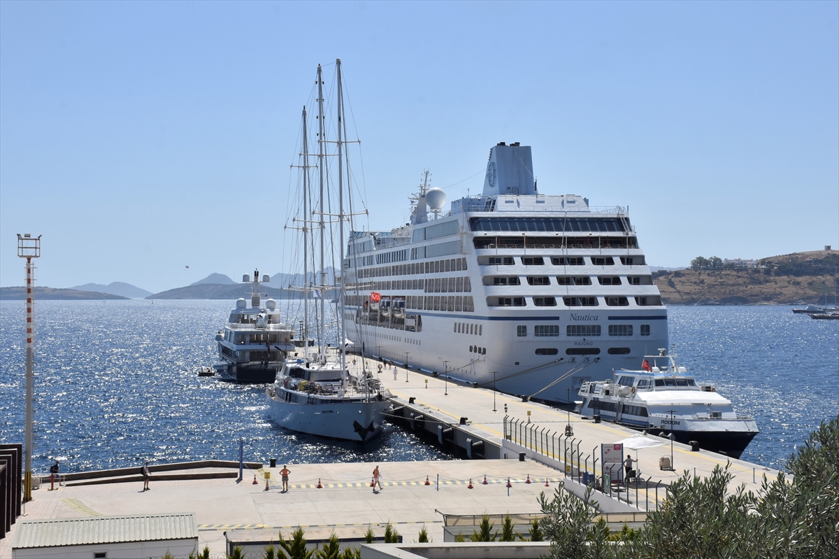 BODRUM'DA DENİZ TURİZMİNDE HAREKETLİLİK YAŞANIYOR