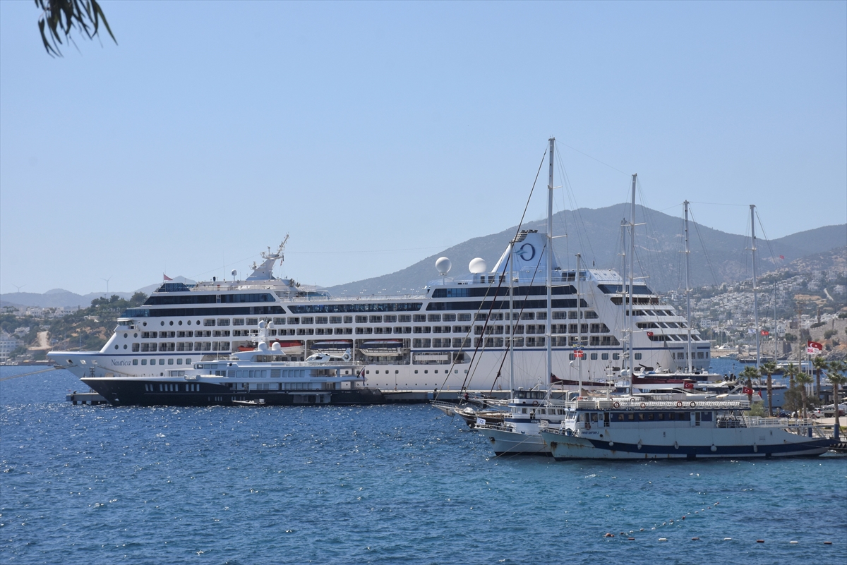 BODRUM'DA DENİZ TURİZMİNDE HAREKETLİLİK YAŞANIYOR