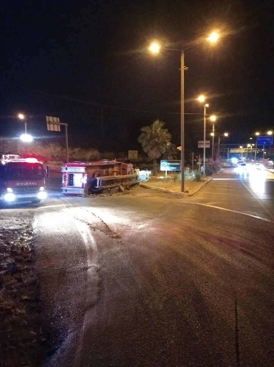 Bodrum'da göreve giden itfaiye aracının devrilmesi sonucu 2 personel yaralandı