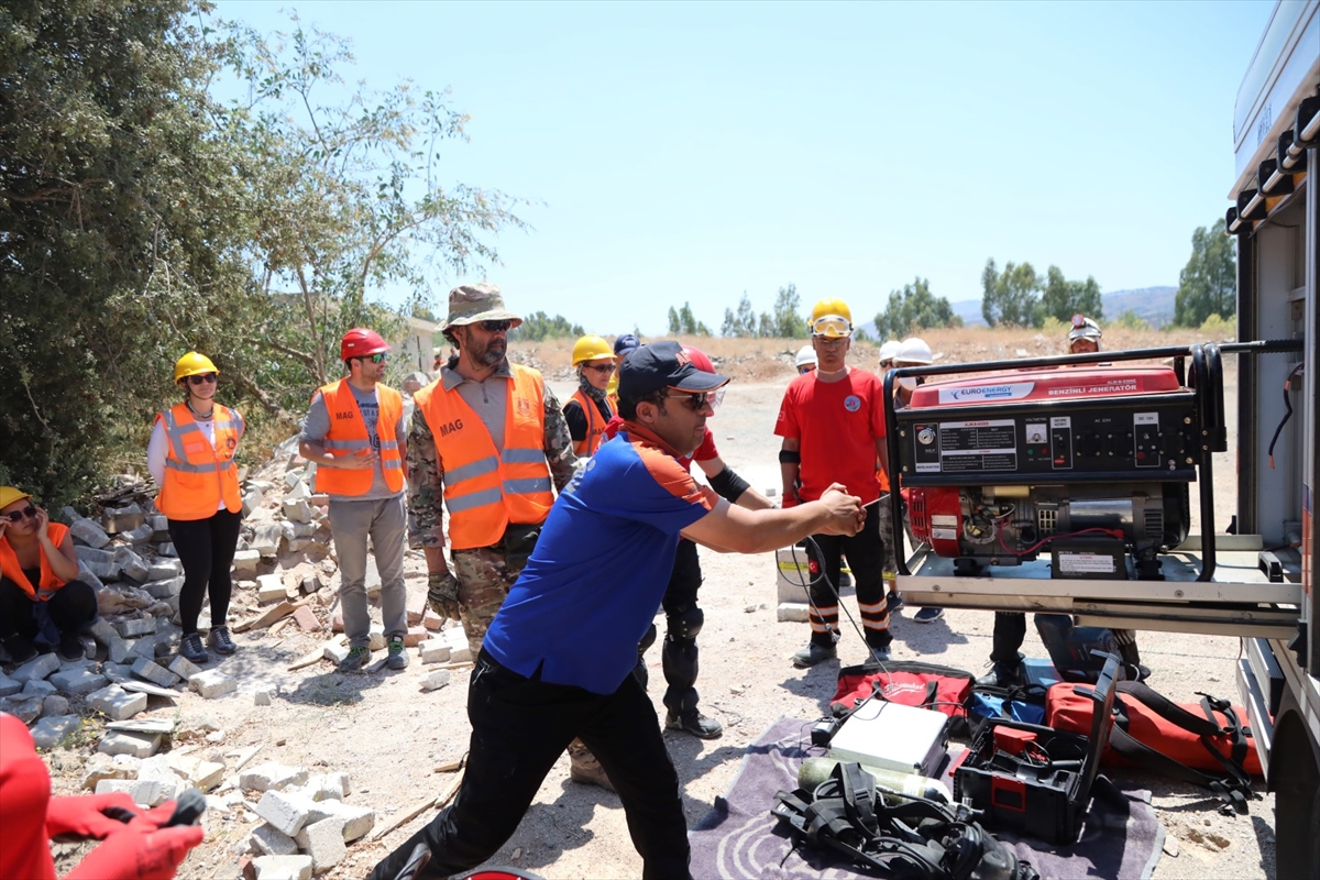 Bodrum'da afetlere karşı gönüllülere eğitimler veriliyor