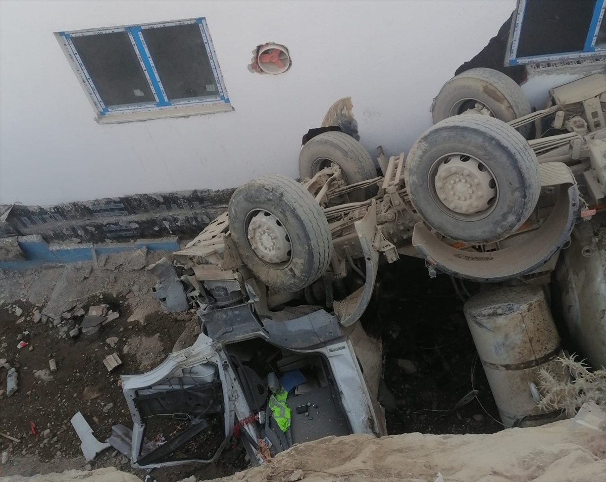 Bodrum'da bir binanın duvarına çarparak devrilen beton mikserinin şoförü yaralandı