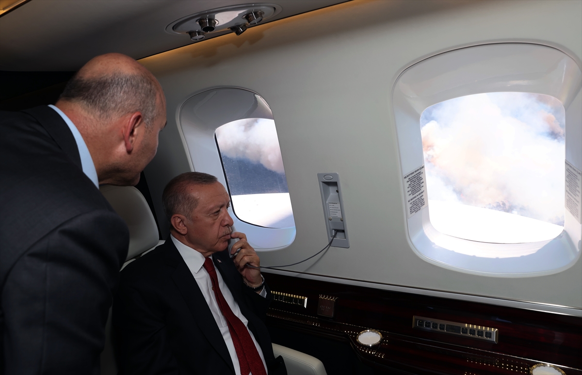 Cumhurbaşkanı Recep Tayyip Erdoğan, Marmaris'teki orman yangınını havadan inceledi 