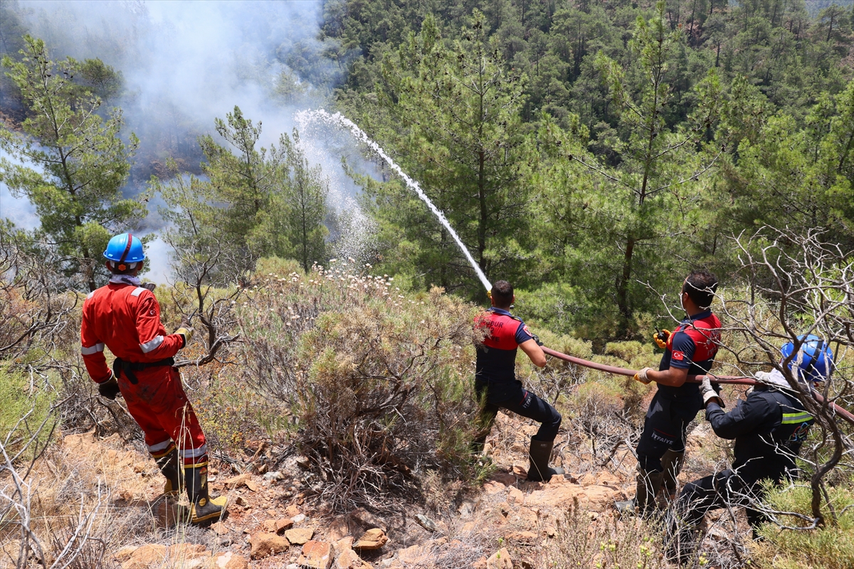 Yangın söndürme çalışmalarına gönüllülerden destek