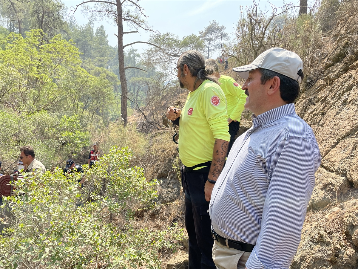 Muğla Valisi Tavlı yangın bölgesinde çalışan yer ekiplerini ziyaret etti