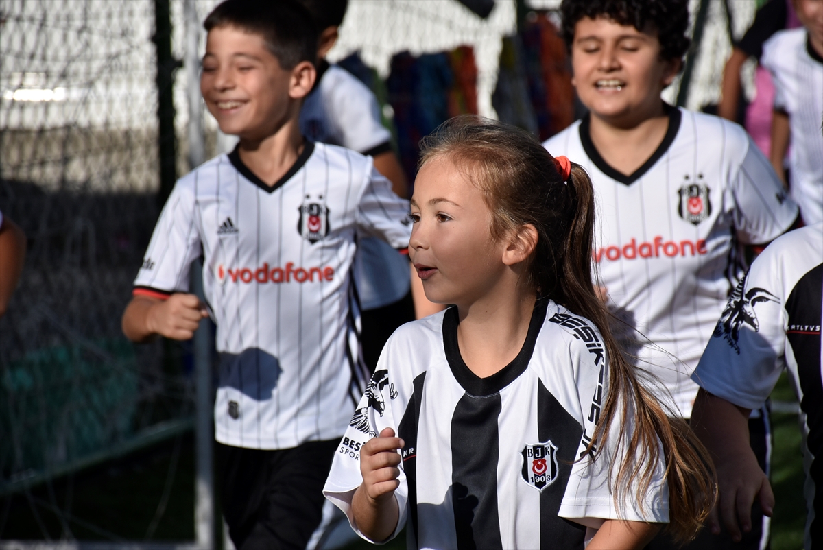 Futbol tutkunu ikiz kız kardeşler, erkek futbol takımıyla antrenman yapıyor