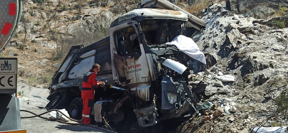 Milas’ta kaza sonrası yanan tırın sürücüsü öldü