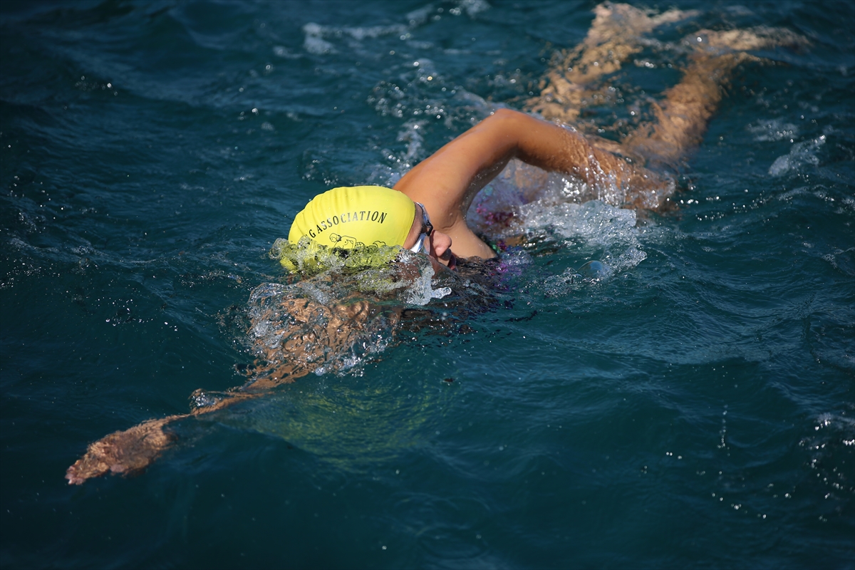 Bodrumlu Aysu, Manş Denizi'ni geçen en genç Türk yüzücü oldu