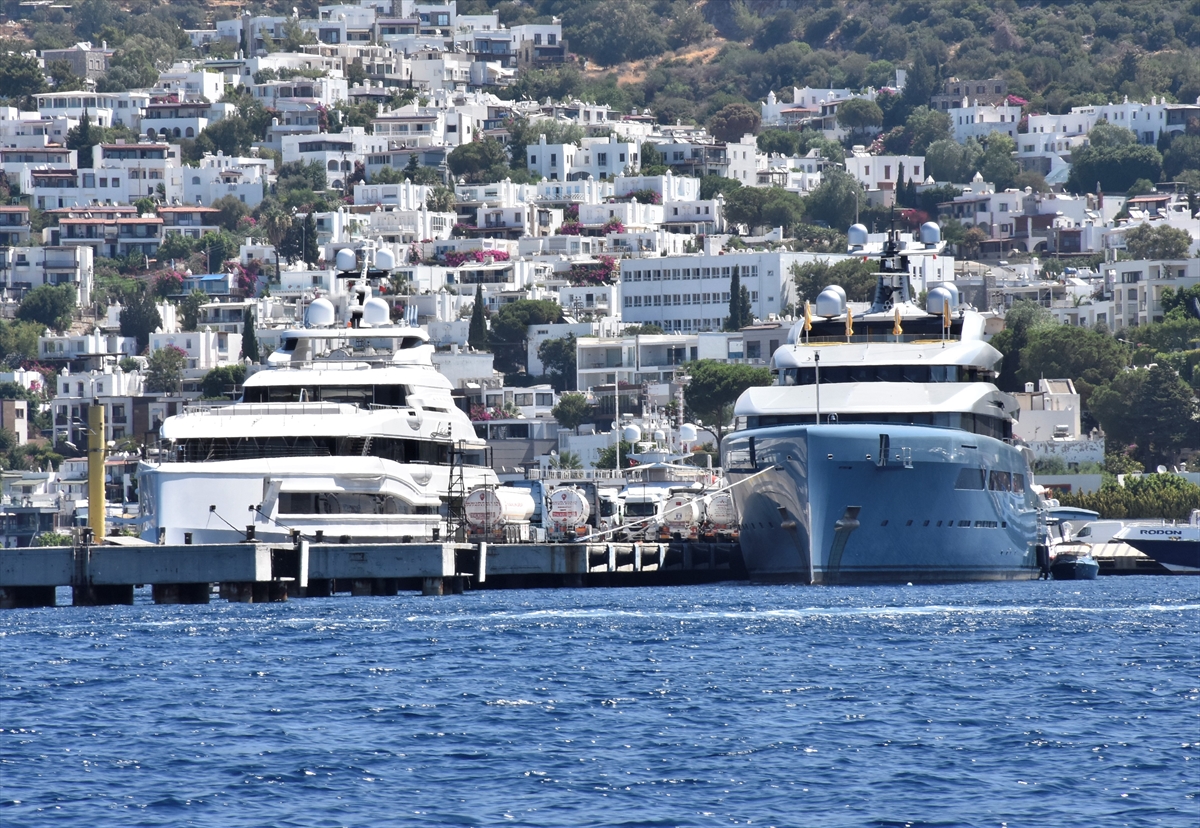 Mega yatlar Bodrum'da yakıt ikmali  yaptı