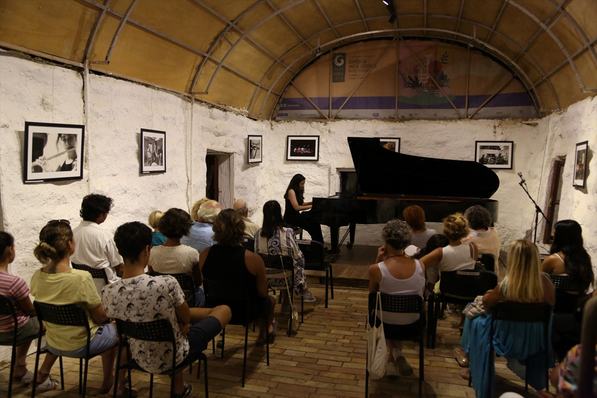 19. Uluslararası Gümüşlük Müzik Festivali kapsamında, genç piyanistler konser verdi.