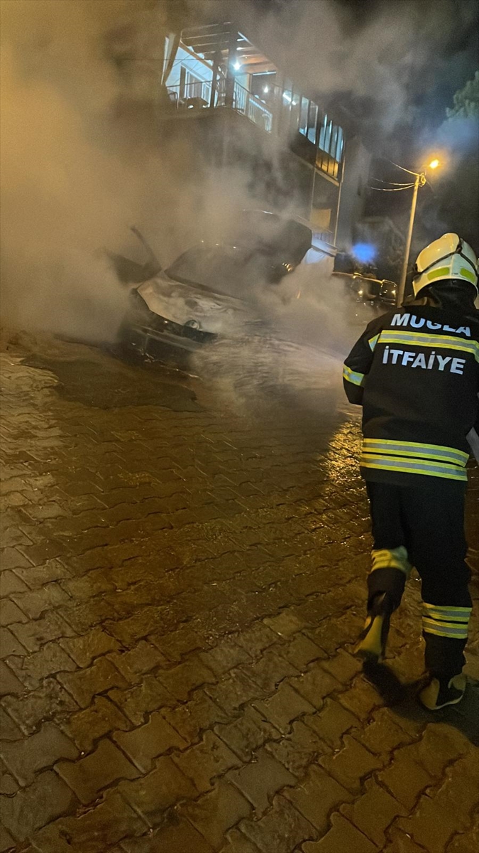 Bodrum'da otomobilde çıkan yangın hasara yol açtı 