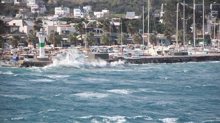 Bodrum'da feribot seferine 'fırtına' engeli